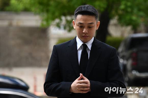프로포폴 등 의료용 마약류를 상습 투약한 혐의를 받는 배우 유아인(본명 엄홍식)이 지난 9월 오후 서울 서초구 서울중앙지법에서 열린 1심 공판에 참석하기 위해 법정으로 향하고 있다. [사진=곽영래 기자]