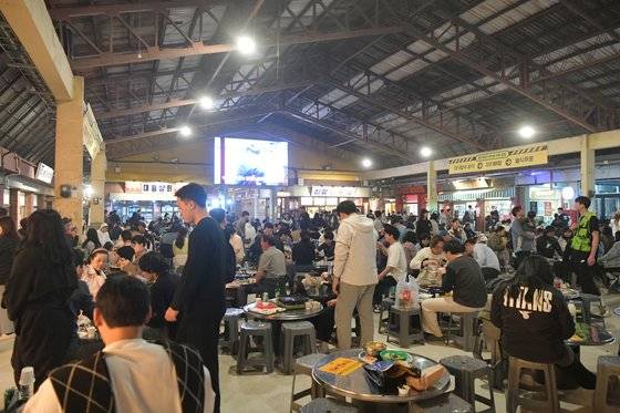 충남 예산군 예산시장이 재개장한 첫날인 지난해 4월 1일 시장에서 산 음식을 먹을 수 있는 장옥마당에 관광객이 붐비고 있다. [사진 예산군]