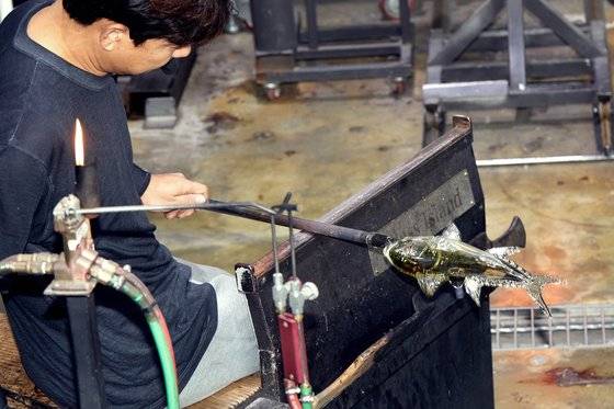 유영조 작가가 소중 학생기자단에게 블로잉 기법을 설명하기 위해 직접 제작한 참치 조형물. 블로잉 기법으로 몸통을 만든 뒤 녹은 유리를 붙여 지느러미를 만들었다.