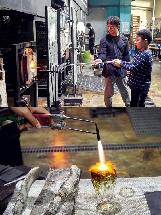 블로잉은 재료인 유리가 성형하기 적절한 온도를 유지하도록 신경 써야 해 중간중간 가열로에 넣어준다(위 사진). 세부적인 형태를 성형할 때는 가열로 대신 토치를 쓰기도 한다.