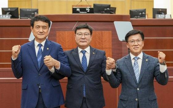 전북특별자치도의회는 지난 6월 26일 제411회 임시회를 열고 후반기 의장단을 선출했다.   왼쪽부터 제2부의장으로 당선된 김희수 도의원(전주 6), 의장으로 당선된 문승우 도의원(군산 4), 제1부의장으로 당선된 이명연 도의원(전주 10). 연합뉴스