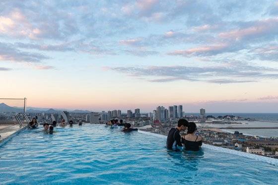 올해 들어 강원도 속초에 글로벌 호텔이 속속 상륙했다. 싱가포르가 본사인 반얀 그룹의 홈마리나 속초는 지난 6월 개장했다. 청초호 인근에 자리해 옥상 인피니티풀에서 바라보는 전망이 근사하다.