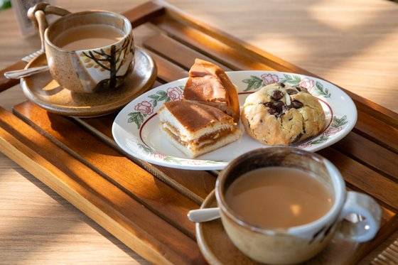 밀키블루스에서 맛본 밀크티와 디저트.