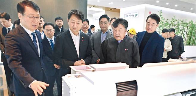 안덕근 산업통상자원부 장관(왼쪽 두 번째)이 2일 경기 평택 LG전자 칠러 공장 쇼룸에서 이재성 LG전자 ES사업본부장(첫 번째)에게 흡수식 칠러(모형)에 관한 설명을 듣고 있다.  LG전자 제공