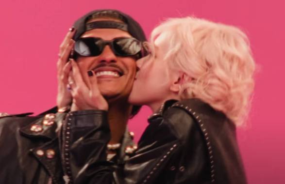 로제가 미국 팝스타 브루노 마스와 협업한 '아파트' 뮤직비디오 비하인드 스토리를 전했다. /사진=로제 'APT.' 뮤직비디오 캡처