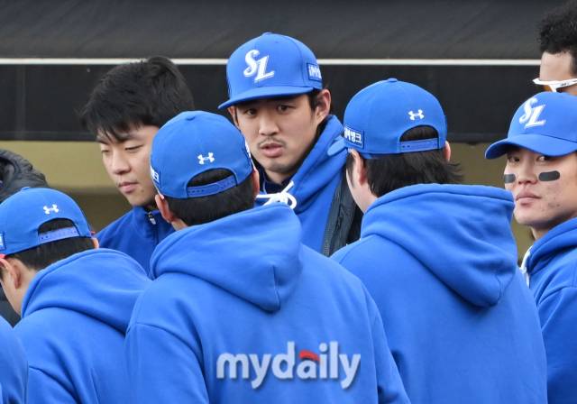 삼성 구자욱이 경기전 선수들과 미팅을 하고 있다./마이데일리
