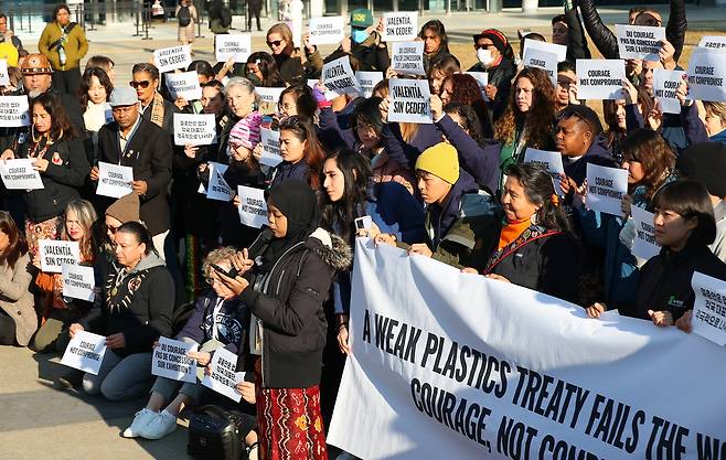 플라스틱 협약 제5차 정부 간 협상회의(INC-5) 5일차인 29일 오전 해운대구 벡스코에서 협상회의 참관인으로 참여 중인 플뿌리연대, 그린피스 인터내셔널, 플라스틱 추방연대(BFFP), 국제환경법센터(CIEL), 세계자연기금(WWF) 등 시민단체 연합이 기자회견을 열어 지지부진한 협상에 대해 각국 대표단의 보다 적극적인 대응을 촉구하고 있다. [연합]