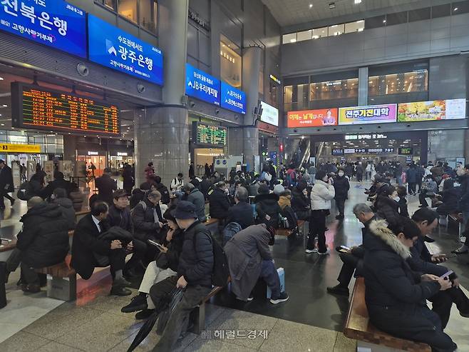 용산역 노숙자들은 낮 시간대엔 대합실에서 추위를 피하고 밤이면 다시 텐트촌으로 돌아온다고 답했다. 사진은 용산역 내에 있는 대합실 모습. 김도윤 기자