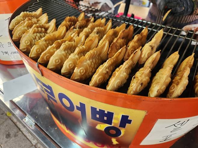서울시 종로구 인근  한 붕어빵 노점에서 판매 중인 붕어빵. [이영기 기자/20ki@]