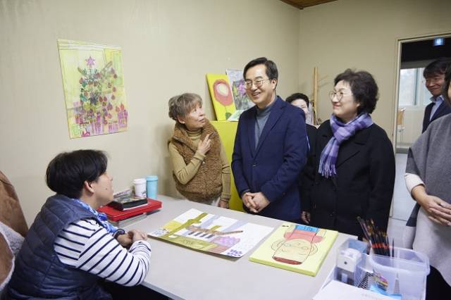 ▲김동연 경기도지사가 양평군 소재 '어메이징 아웃사이더 아트센터'를 방문, 발달장애인 작가들과 소통의 시간을 가졌다. ⓒ경기도