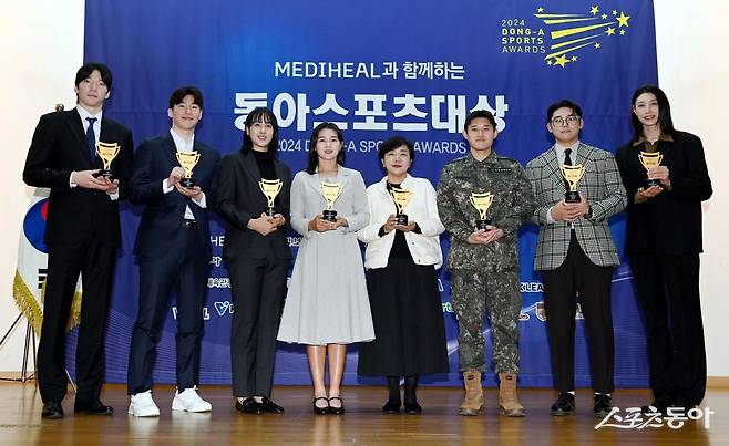 스포츠동아가 동아일보, 채널A와 공동으로 주최하고 국내 5대 프로스포츠(프로야구·프로축구·남녀프로농구·남녀프로배구·남녀프로골프) 종목별로 올 한해를 빛낸 최고의 선수를 선정하는 ‘메디힐과 함께하는 2024 동아스포츠대상‘ 시상식이 2일 서울 성북구 고려대학교 백주년기념관에서 개최됐다. 남자배구 허수봉(현대캐피탈), 남자농구 이정현(고양 소노), 여자농구 김단비(아산 우리은행), 여자골프 박현경(한국토지신탁), 남자골프 장유빈(신한금융그룹) 대리수상 장정윤 씨(고모), 축구 이동경(김천 상무), 야구 김도영(KIA 타이거즈), 여자배구 김연경(흥국생명)이 기념촬영을 하고 있다.  김민성 기자 marineboy@donga.com