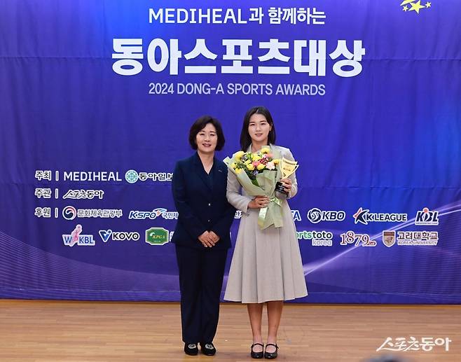 스포츠동아가 동아일보, 채널A와 공동으로 주최하고 국내 5대 프로스포츠(프로야구·프로축구·남녀프로농구·남녀프로배구·남녀프로골프) 종목별로 올 한해를 빛낸 최고의 선수를 선정하는 ‘메디힐과 함께하는 2024 동아스포츠대상‘ 시상식이 2일 서울 성북구 고려대학교 백주년기념관에서 개최됐다.   여자프로골프 올해의 선수상을 수상한 박현경 프로(한국토지신탁)가 김순희 KLPGA 수석부회장과 기념촬영을 하고 있다.

    주현희 기자 teth1147@donga.com