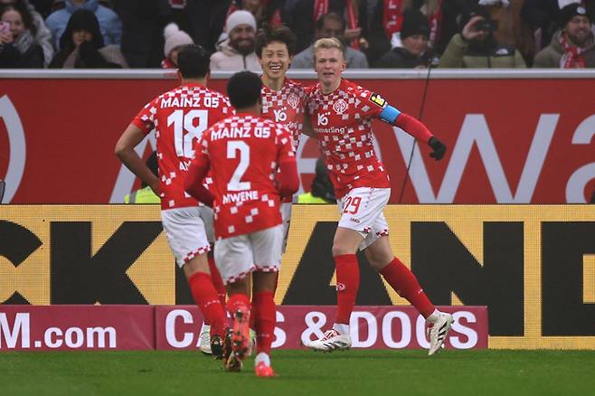 마인츠 이재성(오른쪽에서 두번째)이 1일 호펜하임전에서 선제골을 도운 뒤 동료들과 기뻐하고 있다. Getty Images코리아