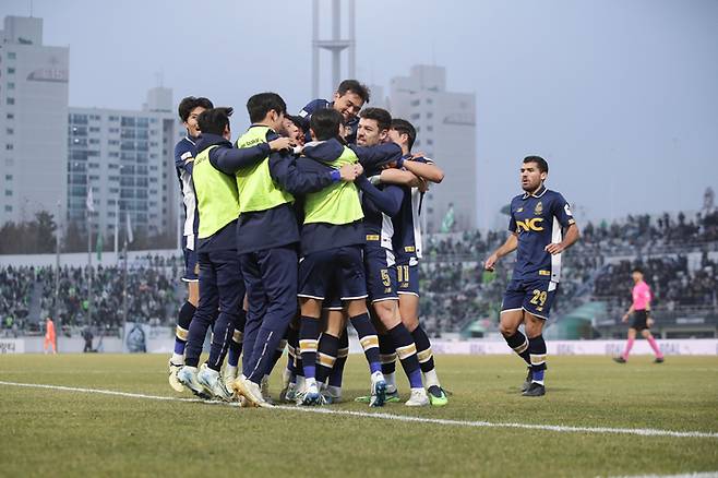 서울 이랜드 선수들이 동점 골을 터뜨린 오스마르를 얼싸 안고 기뻐하고 있다. 프로축구연맹 제공