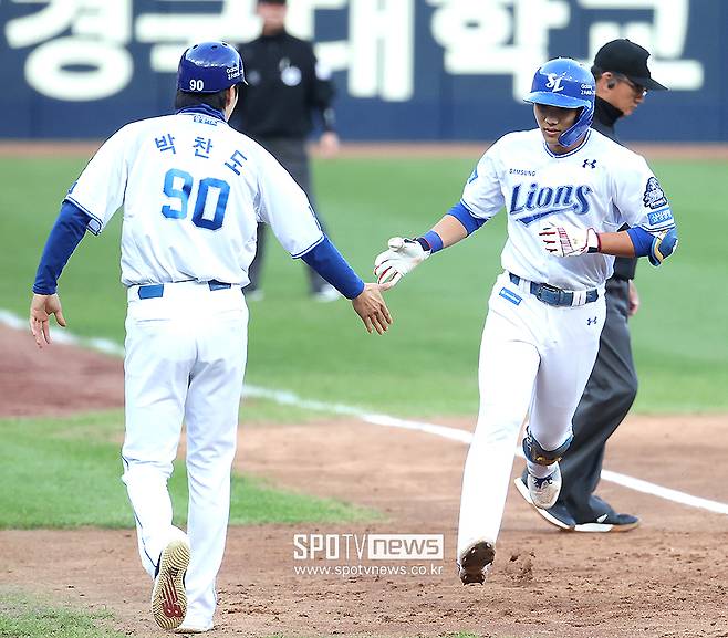 ▲ 삼성 유격수 이재현이 10월 26일 대구 삼성라이온즈파크에서 열린 2024 신한 SOL뱅크 KBO 포스트시즌 KIA와의 한국시리즈 4차전에서 5회말 좌월 솔로홈런을 터뜨리고 박찬도 코치와 하이파이브를 나누고 있다. ⓒ곽혜미 기자