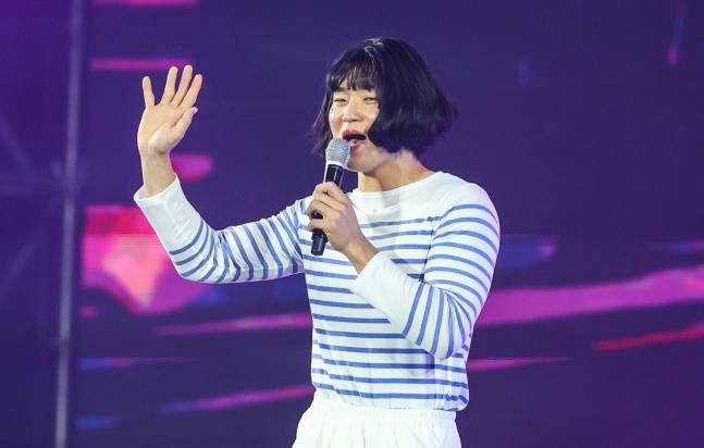 KIA 김도영이 지난달 30일 광주광역시 서구에 위치한 김대중컨벤션센터에서 열린 'V12 타이거즈 페스타'에서 뉴진스의 하니 분장을 한 채 노래를 부르고 있다.