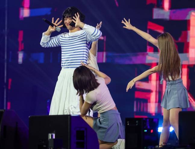 KIA 김도영(맨 왼쪽)이 지난달 30일 광주광역시 서구에 위치한 김대중컨벤션센터에서 열린 'V12 타이거즈 페스타'에서 뉴진스의 하니 분장을 한 채 노래를 부르고 있다.