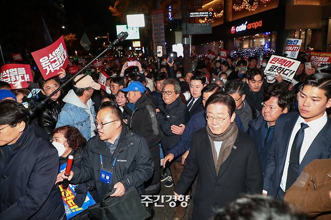 더불어민주당이 주최한 ‘김건희·윤석열 국정농단 규탄 및 특검 촉구’ 4차 장외집회가 열린 11월 23일 서울 광화문광장에서 민주당 지도부가 시민들에게 인사하고 있다. /이준헌 기자