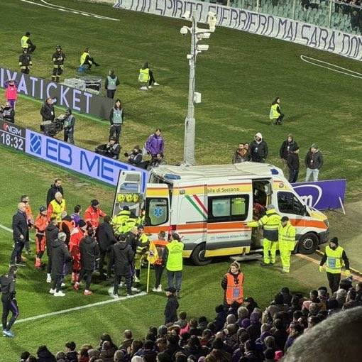 보베가 2일(한국시간) 이탈리아 피렌체에 있는 스타디오 아르테미오 프란키에서 열린 피오렌티나와 인터 밀란의 2024-2025시즌 세리에A 14라운드 홈 경기에 선발 출장했다가 갑자기 쓰러졌다.&nbsp;  왼쪽 윙어로 선발 출장한 보베는 경기 중 전반 17분 축구화 끈은 묶은 뒤 일어서서 걸어가는 과정에서 갑자기 쓰러졌다. 앞에서 있던 덴젤 둠프리스가 보베의 상황을 확인한 즉시, 다가가 응급조치를 진행했다..중계화면