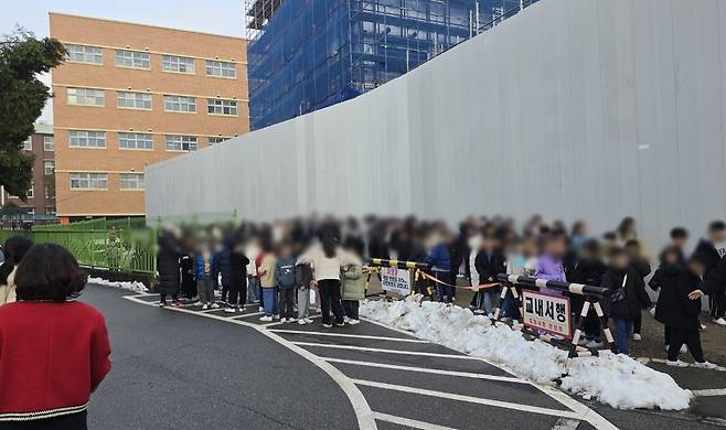 교사 인솔하에 대피하는 학생들  [수원남부소방서 제공. 재판매 및 DB 금지]