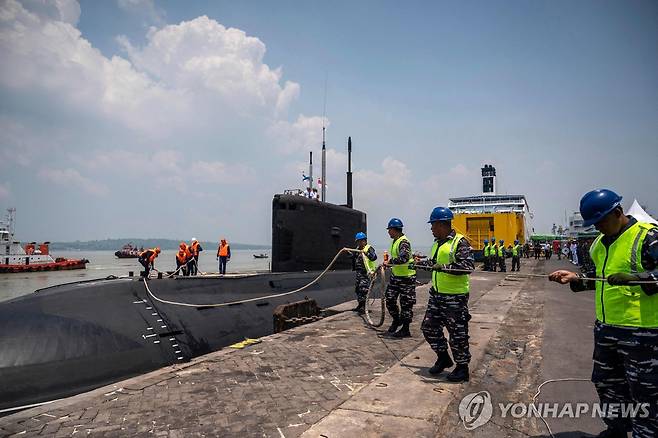 인도네시아 해군기지에 정박한 러시아 잠수함 지난달 7일(현지시간) 인도네시아와 합동 훈련을 위해 자바섬 탄중 페락항에 정박하는 러시아 해군 잠수함 '우파'의 모습. 2024.12.02
[AFP 연합뉴스 자료사진. 재판매 및 DB 금지]