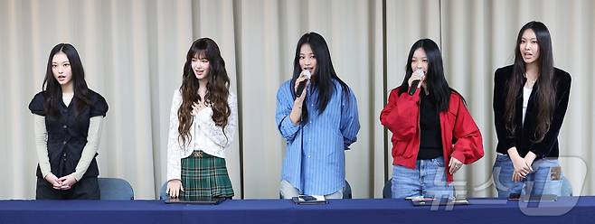 걸그룹 뉴진스가 11월 28일 오후 서울 강남구 스페이스쉐어 삼성역센터에서 열린 전속계약 해지 관련 기자회견에 참석해 있다. 왼쪽부터 해린, 다니엘, 민지, 하니, 혜인. (공동취재) 2024.11.28/뉴스1 ⓒ News1 권현진 기자