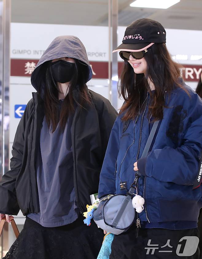 걸그룹 뉴진스 해린(왼쪽)과 다니엘이 일본 일정을 마친뒤 3일 김포국제공항을 통해 입국하고 있다.  ⓒ News1 권현진 기자