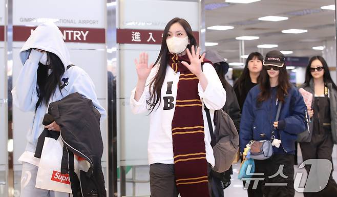 걸그룹 뉴진스 민지(왼쪽부터)와 혜인, 해린, 다니엘, 하니가 일본 일정을 마친뒤 3일 김포국제공항을 통해 입국하고 있다. 2024.12.3/뉴스1 ⓒ News1 권현진 기자