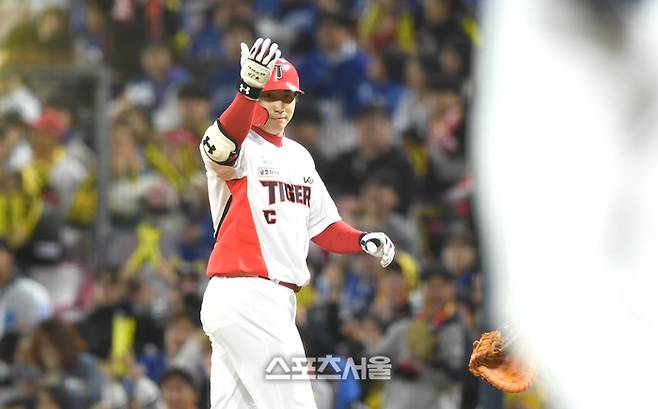 KIA 나성범이 광주-기아 챔피언스 필드에서 열린 2024 KBO 한국시리즈 2차전 삼성과 경기에서 안타를 때린 후 세리머니를 하고 있다. 광주 | 최승섭기자 thunder@sportsseoul.com