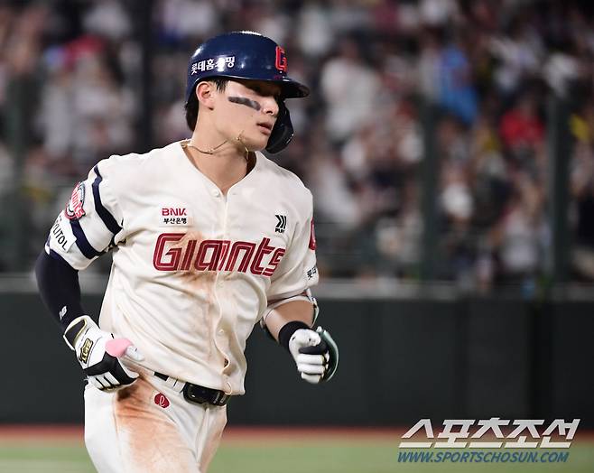 19일 부산 사직야구장에서 열린 롯데와 LG의 경기. 6회 동점 투런홈런을 날린 롯데 윤동희. 부산=송정헌 기자songs@sportschosun.com/2024.09.19/