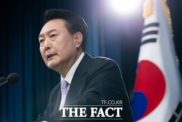 윤석열 대통령은 3일 "북한 공산 세력 위협으로부터 자유대한민국을 수호하고 우리 국민의 자유와 행복을 약탈하는 파렴치한 종북 반국가 세력들을 일거에 척결하고 자유 헌정질서를 지키기 위해 비상계엄을 선포한다"고 선언했다. /대통령실