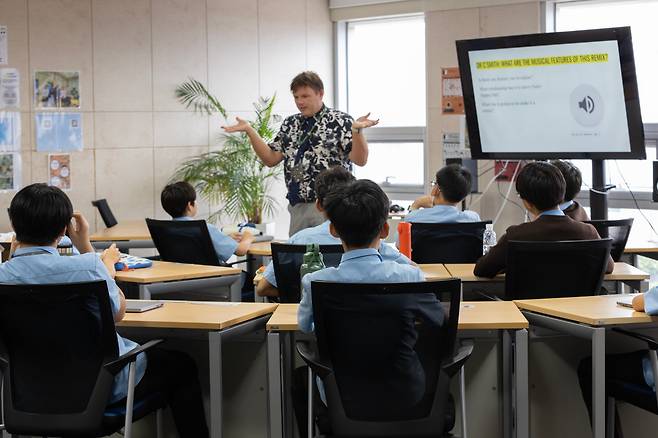 NLCS제주 음악 이론 수업에서 외국인 교사가 수업을 진행하고 있다. NLCS 제주 교사진의 절반 이상(현재 65%)은 영국, 미국, 호주 등 영미권 출신이다./NLCS제주