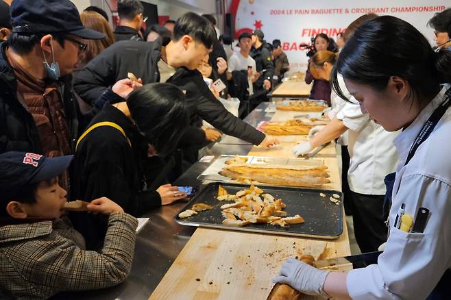일반 관람객들이 '르빵 바게트&크루아상 챔피언십' 결선에 오른 셰프 4명이 구운 바게트를 맛보고 있다. /김성윤 기자