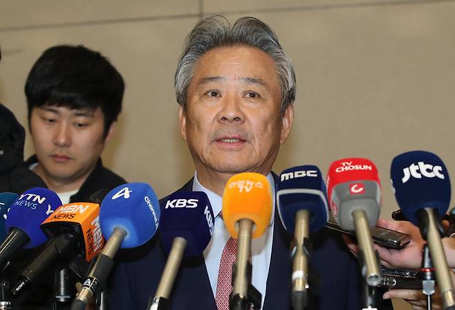 이기흥 대한체육회장이 세계올림픽도시연합(WUOC) 회의를 마치고 지난달 13일 오후 인천국제공항을 통해 귀국해 취재진의 질문에 답하고 있다./연합뉴스