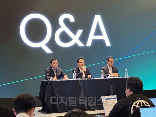 (왼쪽부터)류정훈 두산로보틱스 대표이사 부사장, 박상현 두산에너빌리티 대표이사 사장, 스캇박 두산밥캣 대표이사 부회장 등 두산 3사 최고경영진이 지난 10월 21일 기자간담회에서 질의응답하고 있다. 양호연 기자