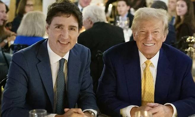 쥐스탱 트뤼도 캐나다 총리와 도널드 트럼프 미국 대통령 당선자 지난 27일 트럼프의 플로리다 마러라고 리조트에서 저녁 식사를 하며 만나고 있다. 쥐스탱 트뤼도의 엑스(X) 갈무리