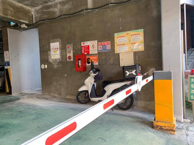 지난달 12일 서울 서대문구 공영주차장 차단기 앞에 오토바이가 주차돼 있다. 강예진 기자