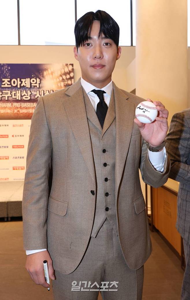 조아제약㈜과 일간스포츠가 공동 제정한 '2024 조아제약 프로야구 대상' 시상식이 3일 오전 서울 강남구 엘리에나호텔에서 열렸다. 삼성 원태인이 사인볼을 들고 포즈를 취하고 있다. 서병수 기자 qudtn@edaily.co.kr /2024.12.03/