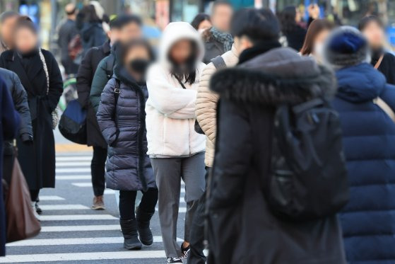 전국 대부분의 아침 기온이 영하로 떨어진 지난달 29일 오전 서울 세종대로사거리에서 두꺼운 옷을 입은 시민들이 횡단보도를 건너고 있다. 연합뉴스