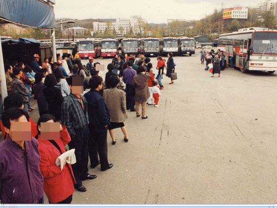 고속버스를 기다리는 시민들. 중앙포토
