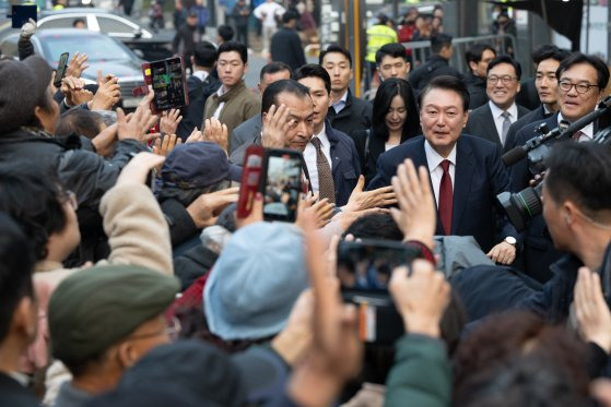 2일 충남 공주시 산성시장을 방문한 윤석열 대통령이 시민 및 상인들을 만나고 있다. 사진 대통령실