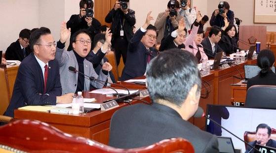 3일 오전 국회 법제사법위원회에서 여당 의원들이 법무부, 검찰청, 검사의 헌법·법령 위반에 대한 감사요구안 의결을 앞두고 정청래 위원장에게 항의하고 있다. 연합뉴스