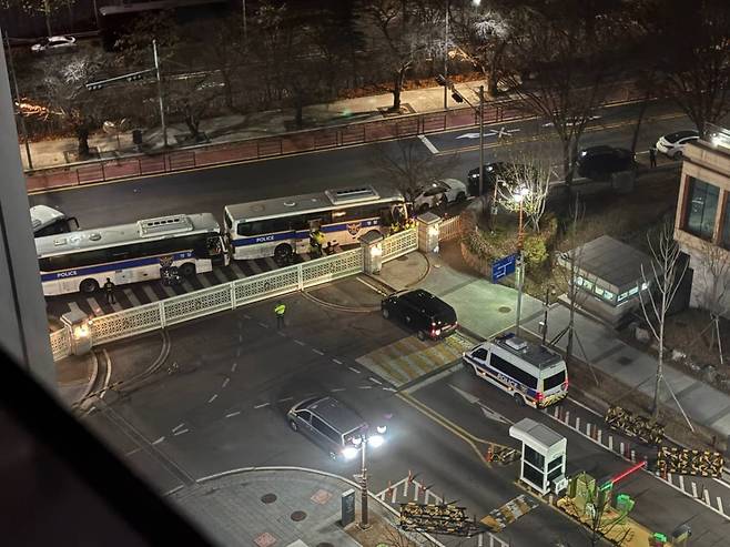 尹 '비상계엄' 선포에 '국회 폐쇄'…출입 통제중. 사진=시민 제보