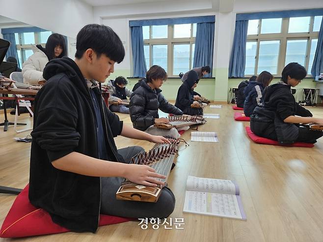 고등학교 2학년 윤정욱군(왼쪽)이 지난 2일 서울 송파구의 한 고등학교에서 열린 가야금 수업을 들으며 민요 ‘옹헤야’를 연주하고 있다. 김송이 기자