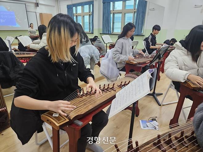 고등학교 2학년 박지안양(왼쪽)이 지난 2일 서울 송파구의 한 고등학교에서 열린 가야금 수업 중 ‘언제나 몇 번이라도’를 연습하고 있다. 김송이 기자