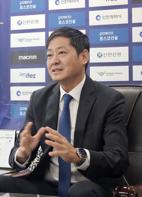 At the press conference held at the CEO of Incheon United on the 3rd, Shim Chan -gu, a temporary CEO of Shim Chan -gu, is presenting the club's vision. Reporter Park Gwi -bin