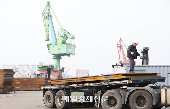 인천항에 들어온 중국산 철판을 옮기고 있는 모습. [이충우 기자]