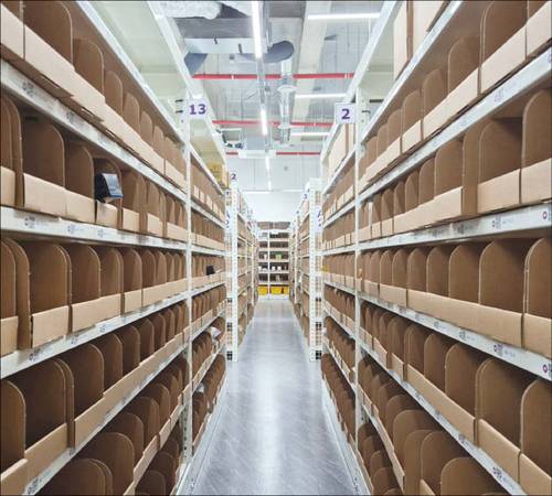 ‘컬리나우 도곡점’ 내부 상품 진열대 모습. 동일 사이즈 칸막이 수천개를 활용해 공간 효율을 극대화했다. (나건웅 기자)