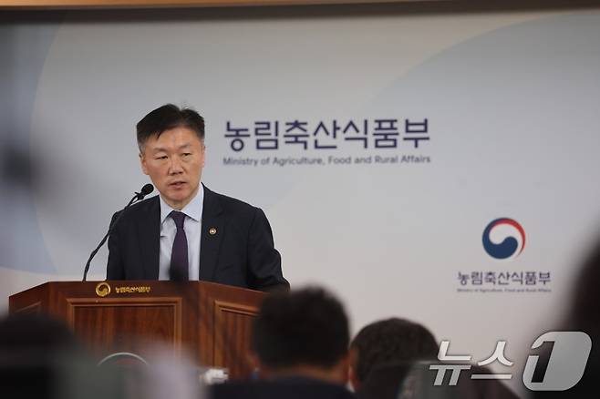 박범수 농식품부 차관이 지난 9월, 개식용 금지법 시행 관련 종합 대책을 발표하고 있다. 이 자리에서 남은 개들을 살릴 대책으로, "개농장이 있는 자리에서 그대로, 개를 보호하는 센터로 바꿀 것"이라고 했다./사진=뉴스1