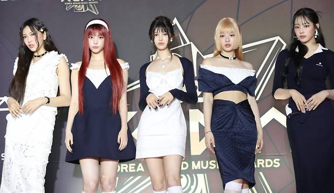 한국매니지먼트연합이 뉴진스에게 소속사로 돌아갈 것을 주문했다.사진은 지난달 16일 인천의 한 공연장에서 열린 '제1회 코리아 그랜드 뮤직 어워즈(2024 KGMA)' 레드카펫 행사에 참석한 그룹 뉴진스. /사진=뉴스1